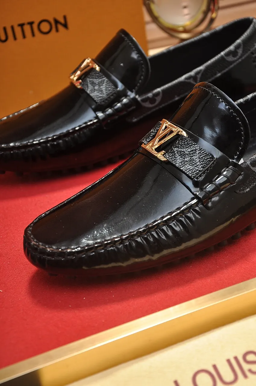 Men's men's shoes 💰420💶 [LV Doudou shoes] (water-dyed cowhide lining) new model is on the market, available on the official website. The new Doudou shoes are processed into single-color materials, and the uppers are made of imported horsehide leather. The body of the shoe is fully hemmed with mark thread, and is lined with imported original cowhide leather. The elegant shoe shape is super suitable for all-matching, and the size is 38-44.